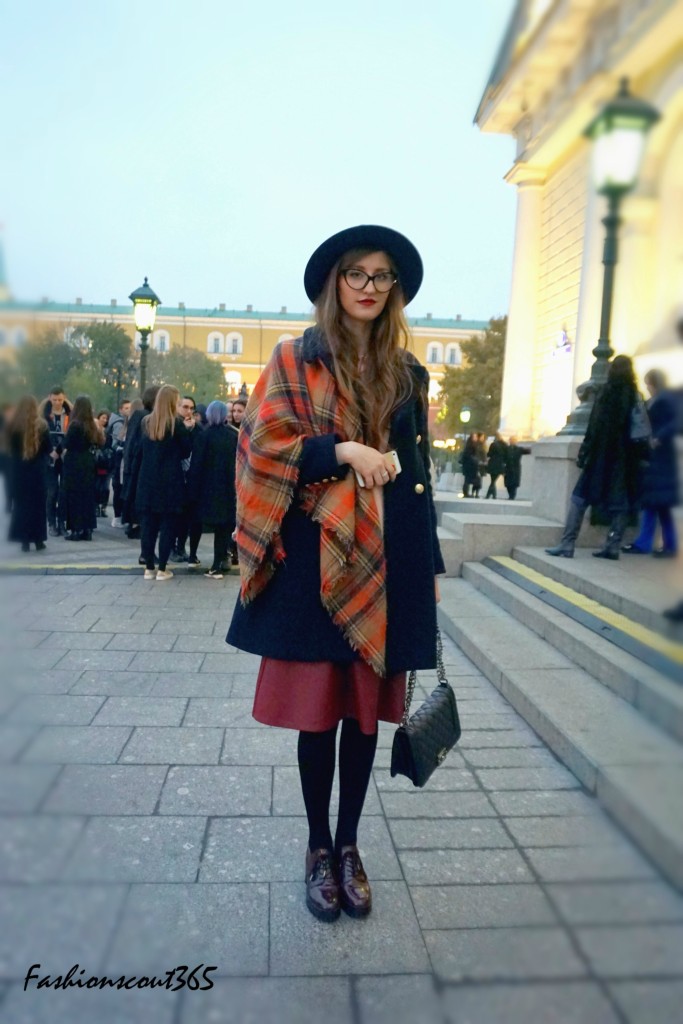 look_streestyle_mbfwrussia_schal_hut_easy-chic_stilsicher_fashionscout365