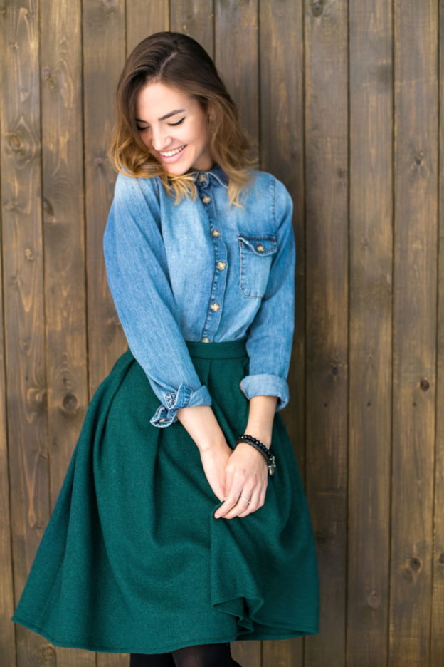 Look дизайнерского бренда "Выше колен", участника Ламбада-маркет: изумрудная юбка из шерсти в сочетании с джинсовой рубашкой. Очень стильно!