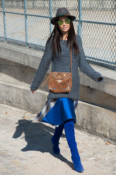 Look von Bloggerin Patricia Contreras: blaue Overknee-Stiefel aus Wildleder zum gleichfarbigen Rock