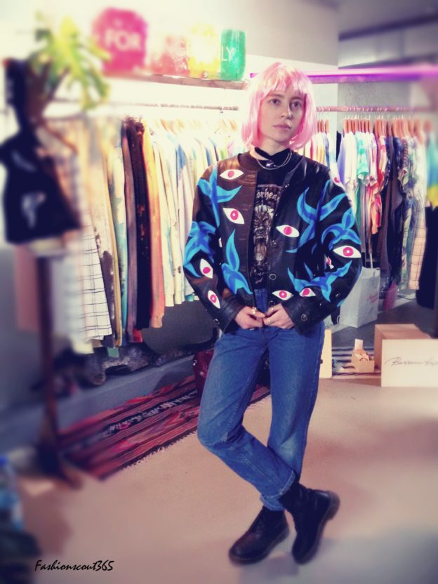 Стристайл в Москве на Ламбада-Маркет 20 декабря 2015 г. в "Цветном". Юлия художник. Она расписала старую винтажную куртку YSL.