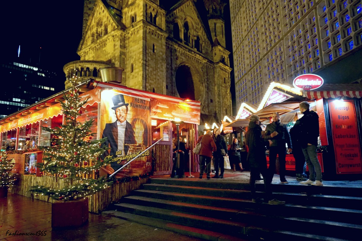 Рождественский рынок у мемориальной церкви Gedächtniskirche в Берлинe, декабрь 2015 г. 
