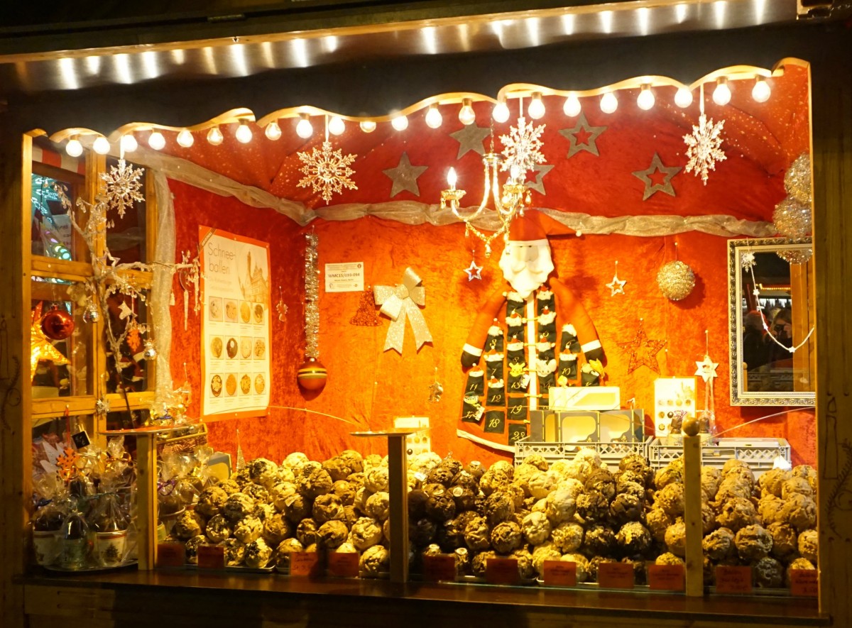 Рождественский рынок у мемориальной церкви Gedächtniskirche в Берлинe, декабрь 2015 г. 