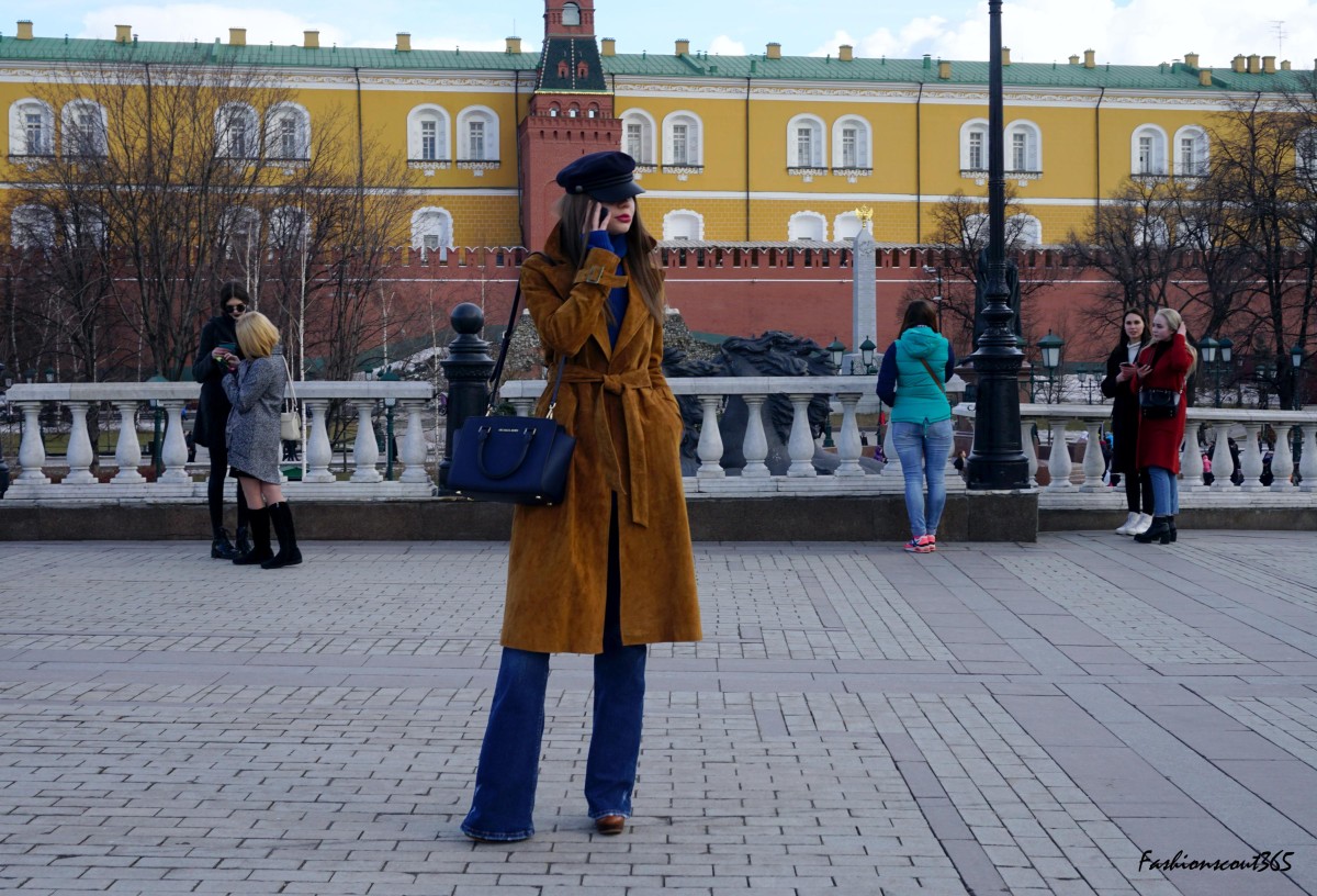 Модные тренды 2016 года на улицах Москвы: привет, 70-ые! Пальто-тренч коньячного цвета, фуражка и джинсы-клеш.