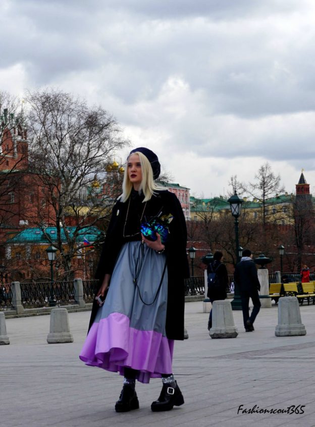 Модные тренды 2016 года на улицах Москвы: длинная юбка и ботинки на платформе.