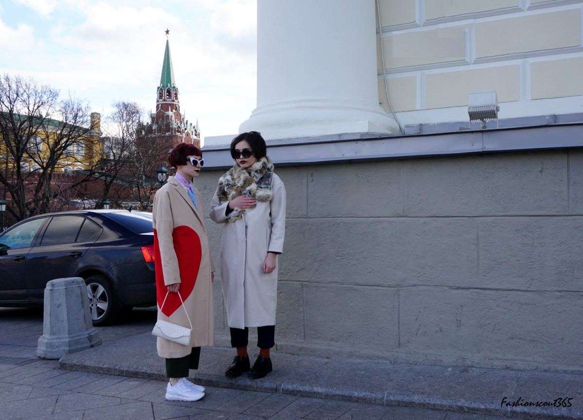 Модные тренды 2016 года на улицах Москвы: объемное пальто, белые кроссовки, монохромный образ c одним цветовым акцентом.