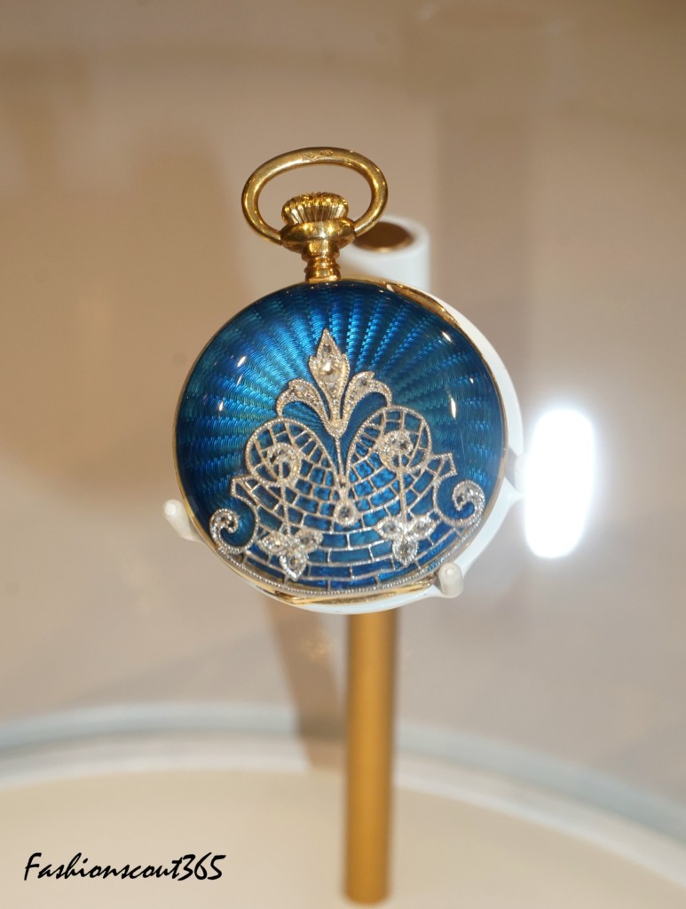 Одна из наиболее старинных моделей часов "Omega", представленных на выставке: часы-кулон "Art niveau lepine", украшенные кельтскими узорами, 1910 года.