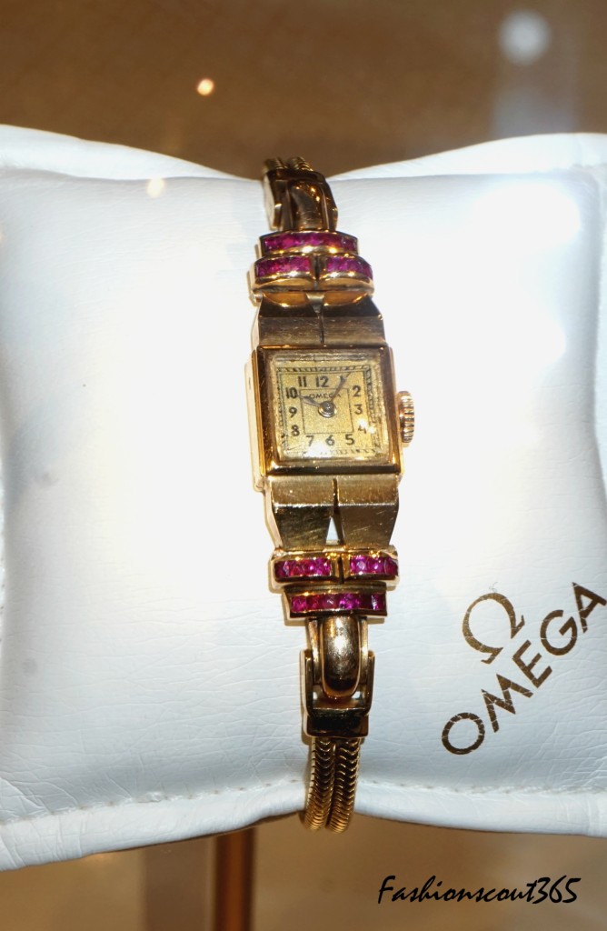 Ювелирные часы "Omega", золото, рубины (1943 г.) на выставке "Время для нее" (Her Time) в ГУМе.