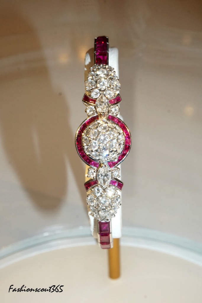 Ювелирные часы-браслет "Omega", бриллианты, рубины (1957 г.) на выставке "Время для нее" в ГУМе в марте 2016 г.