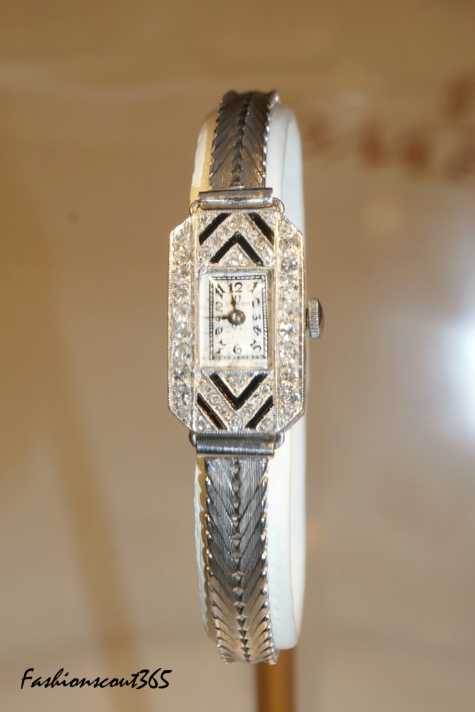 Модель часов "Omega" в стиле ар-деко, платина (1930 г.) на выставке "Время для нее" (Her Time) в ГУМе.