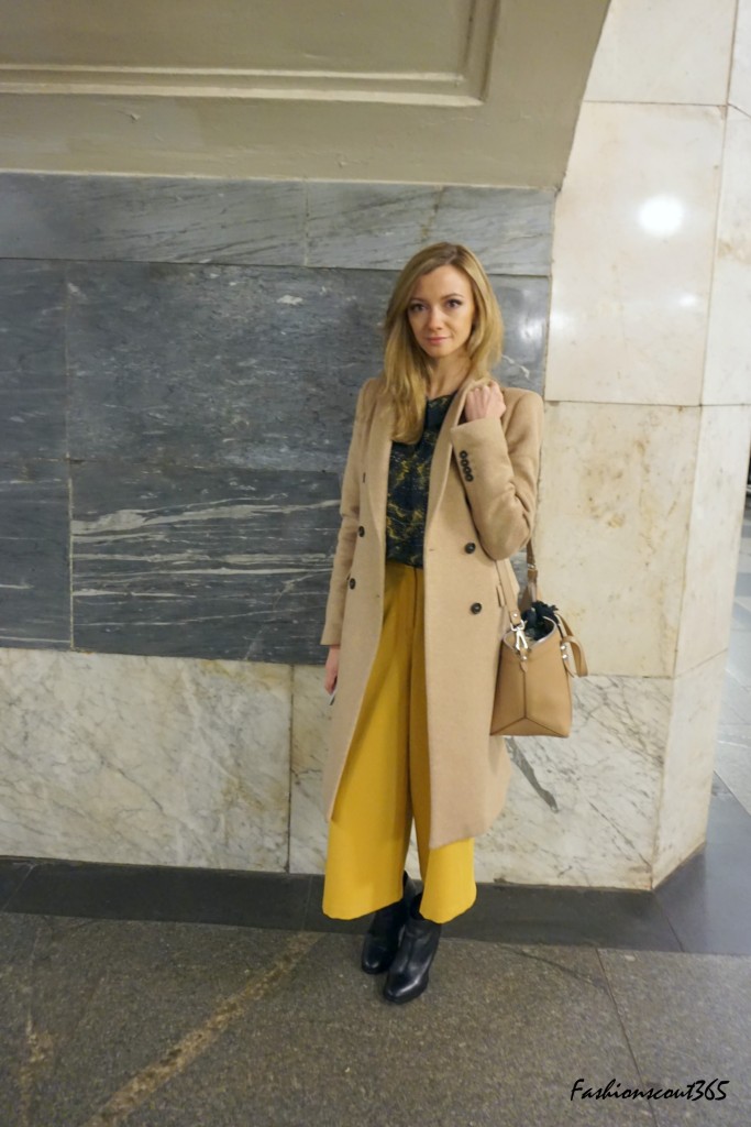 streetstyle-moscow-metro-okhotnyj-rjad-warm-colorblocking-look-yellow-culottes-and-camel-coat