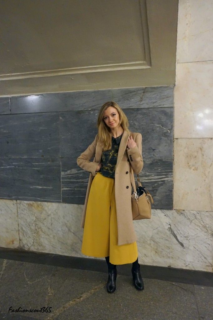 streetstyle-moscow-metro-okhotnyj-rjad-warm-colorblocking-look-yellow-culottes-and-camel-coat_2
